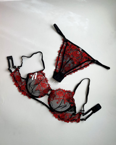 خرید اینترنتی ست شورت و سوتین زنانه گیپور فنردار مشکی با گلهای قرمز با ارسال سریع و قیمت مناسب